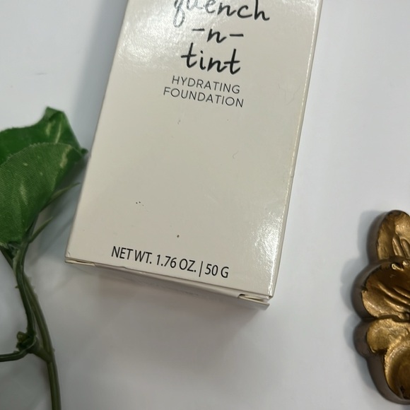 NEW Laura Geller Quench and Tint Hydrating Foundation - Picture 3 of 5